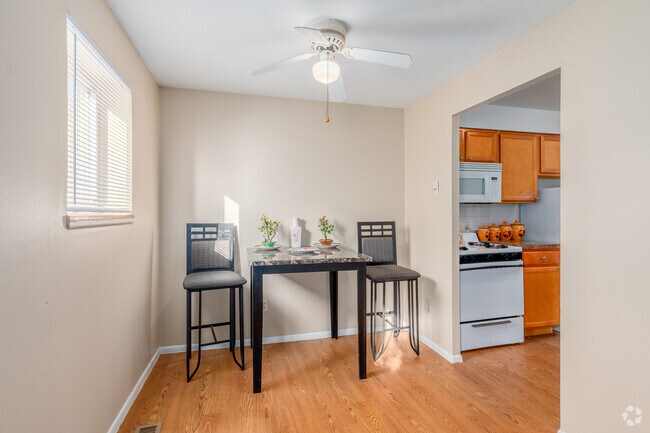 2BR, 2BA - 834SF - Dining Room