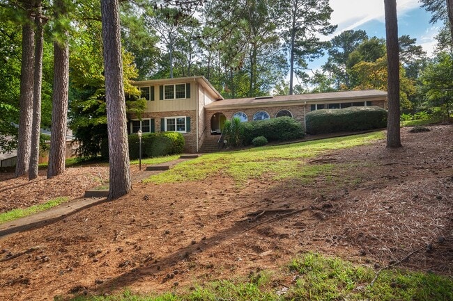 Photo - Very Spacious 4bd/3.5ba Brookhaven Home w/ 2 Car Garage and Fenced-In Backyard!!