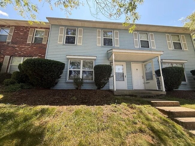 Building Photo - 4 Bed/2 1/2 Bath Bus Line Reserved Parking