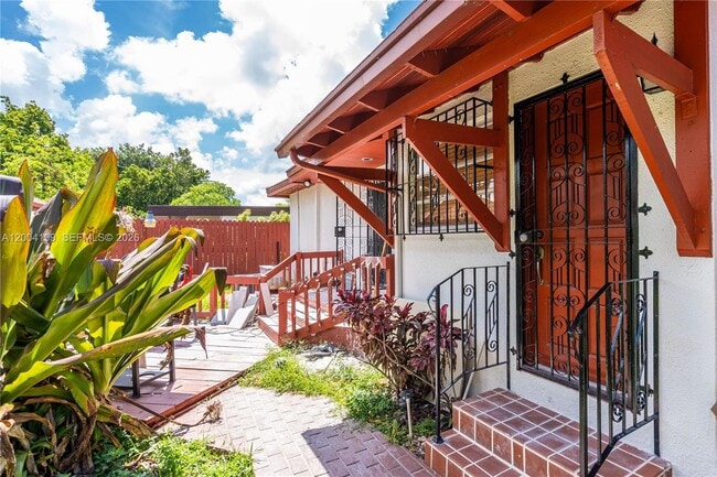 Building Photo - 1841 SW 29th Ave Unit B