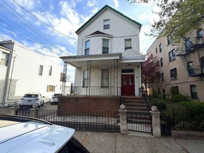 Building Photo - 927 18th St Unit 1