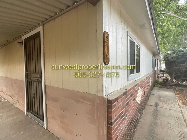 Building Photo - 2 Bedroom, 1 Bath Duplex