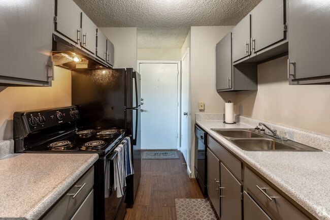 1B, 1BA - 560 SF Ayers - Kitchen - The Aspen Apartments
