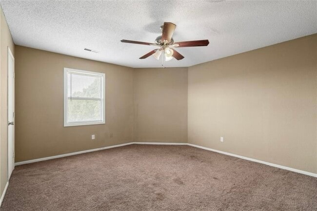 Photo - 122 NE Greystone Dr