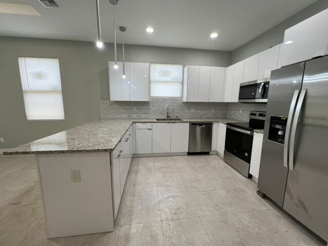 Building Photo - 227 N E St