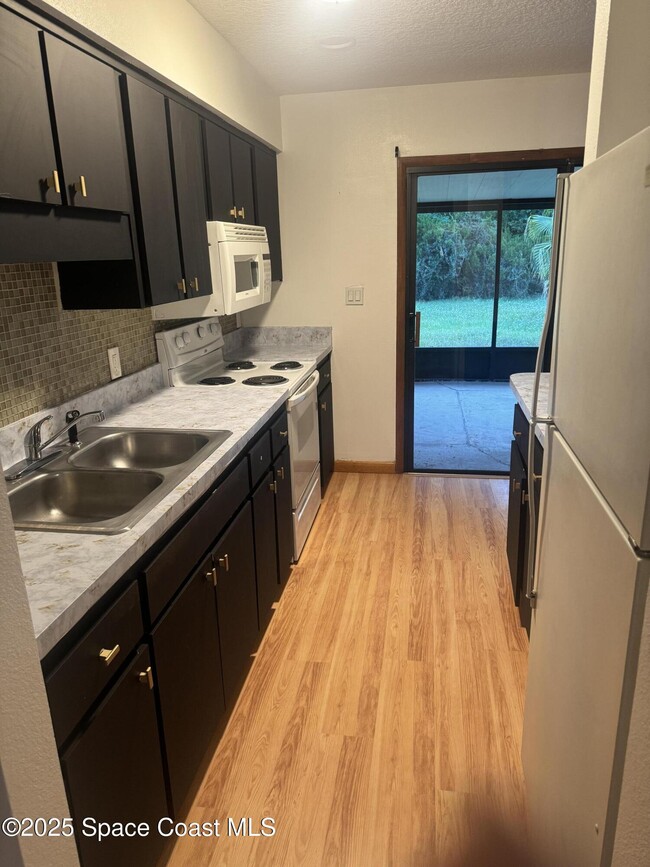 Photo - 810 Vantage St SE