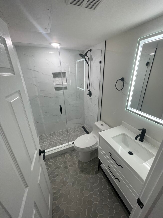 4606 Woodland Ave Unit 201