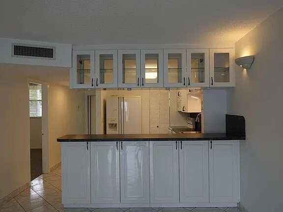 Building Photo - 5321 NE 24th Ter Unit 112a