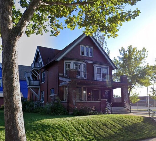 Building Photo - 2135 W Juneau Ave Unit 2135 w Juneau ave