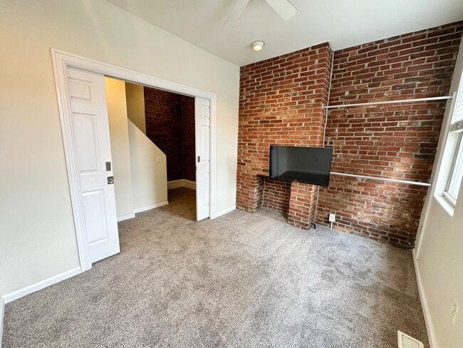 2104 Carey Wy