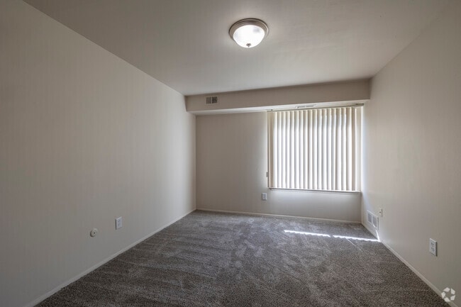 2BR, 1.5BA - 879SF - Primary Bedroom