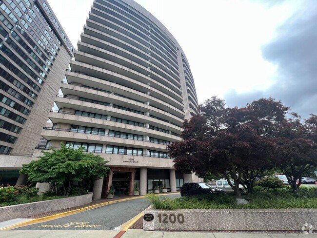 Building Photo - Fantastic 3 Bedroom 3 Bathroom Condo With ... Unit 613