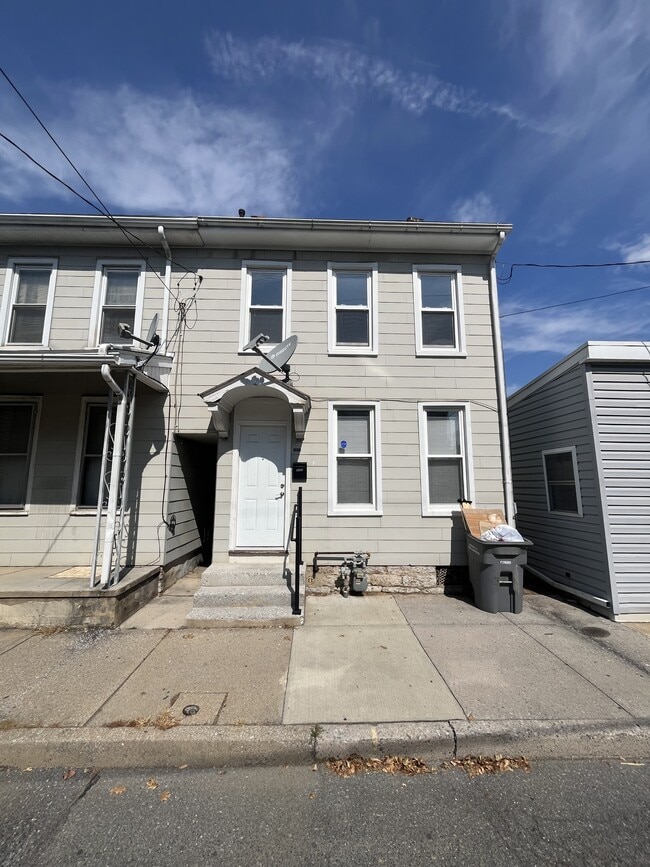 Building Photo - 1027 Church St Rental