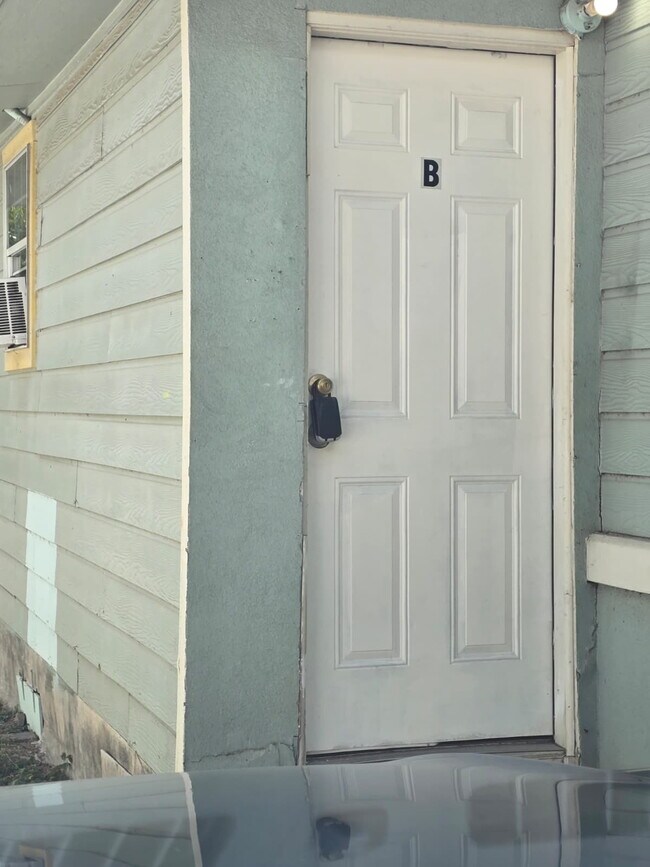 "Charming 2-Bed Duplex Retreat with Full Bath on Commercial Avenue – 842 Sq Ft of Cozy Living in ...