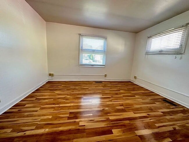 Building Photo - Pre-leasing for August 2026: Prime Locatio... Rental