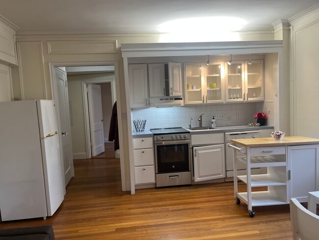 Building Photo - 988 Memorial Dr Unit 186