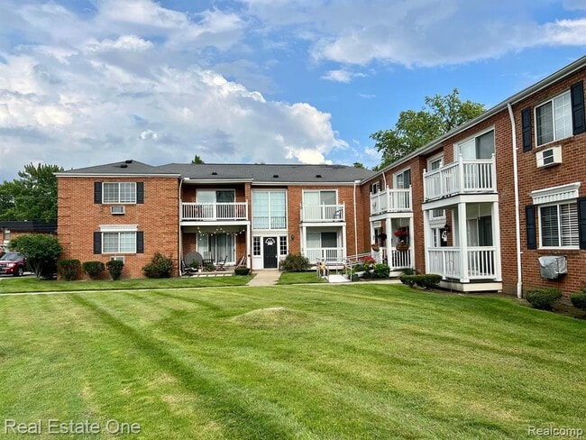 Building Photo - 2420 Parmenter Blvd Unit 210