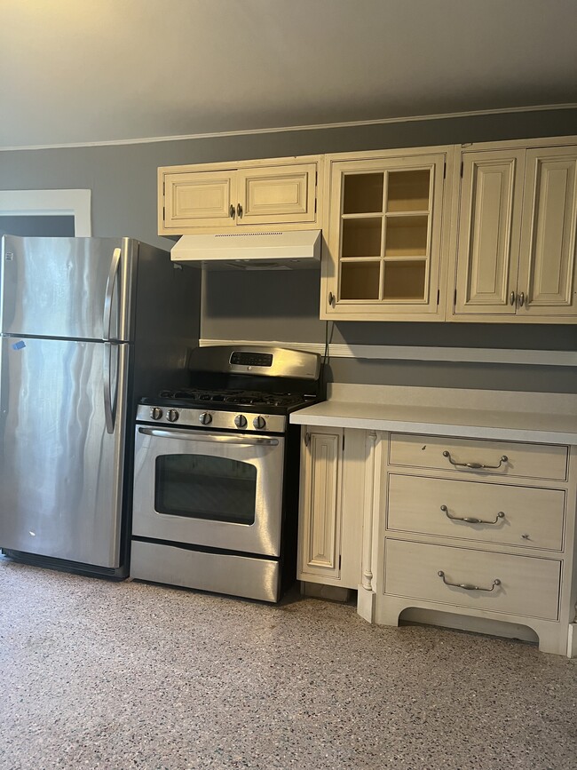 Building Photo - 28 Gridley St Unit 3 Bedrooms Rental