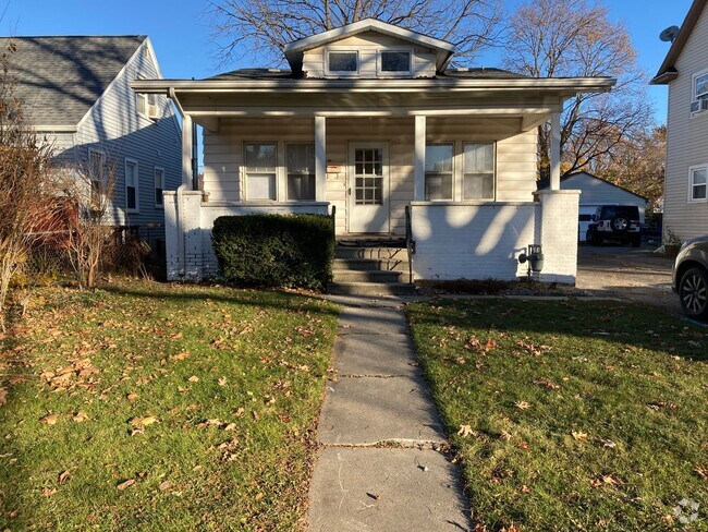 Building Photo - Spacious 3 Bedroom 1 Bath House located in...