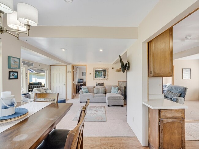 Photo - 5842 Seaside