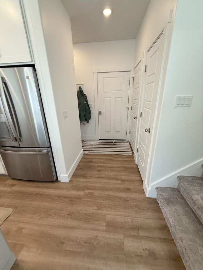 Photo - Modern 3-Bedroom End-Unit Townhome in Smit...