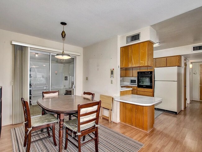 Photo - 323 N 55th St