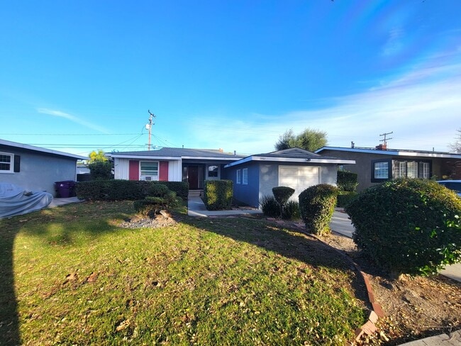 Building Photo - Now Leasing a 2-Bedroom Home in a Prime East Long Beach Location!