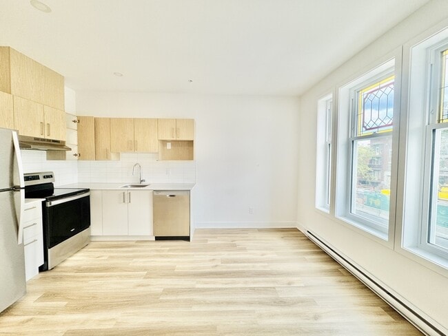 Building Photo - 2693 Bd Pie-IX