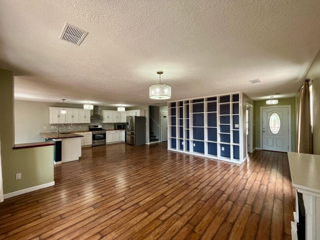 Photo - Large 3 Bedroom 2.5 Bathroom Located In Th...
