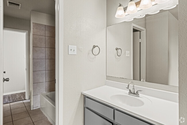 2BR, 1.5BA - 1,000SF - 1st Bathroom