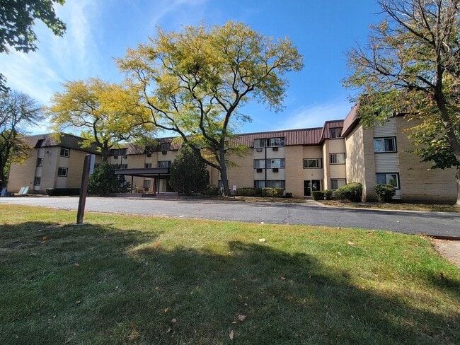 Building Photo - 810 E Shady Way Unit 102