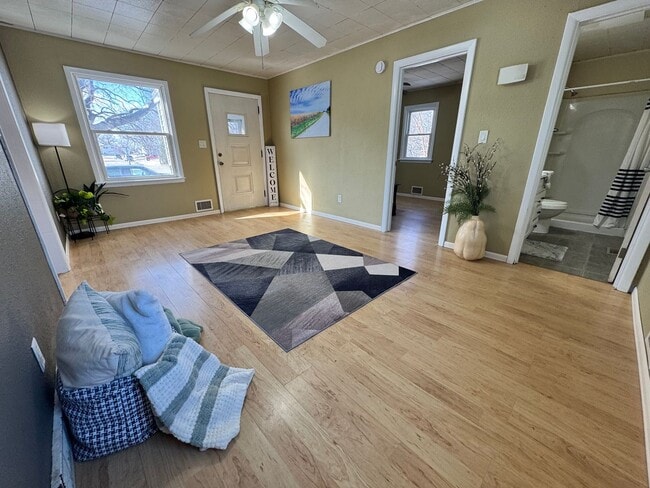 Building Photo - 2 bed, 1 bath home for rent in Readlyn, available immediately