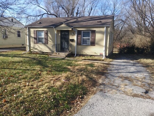 Building Photo - 2 Bed 1 Bath rare to rent! Rental