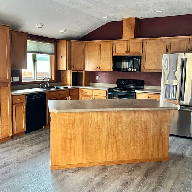 Cocina abierta al family y comedor - 107 Applewood Dr