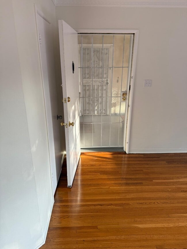 Front door - 1114 N Sweetzer Ave Unidad #B