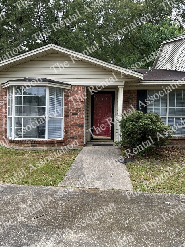 Building Photo - 207 S Maple St