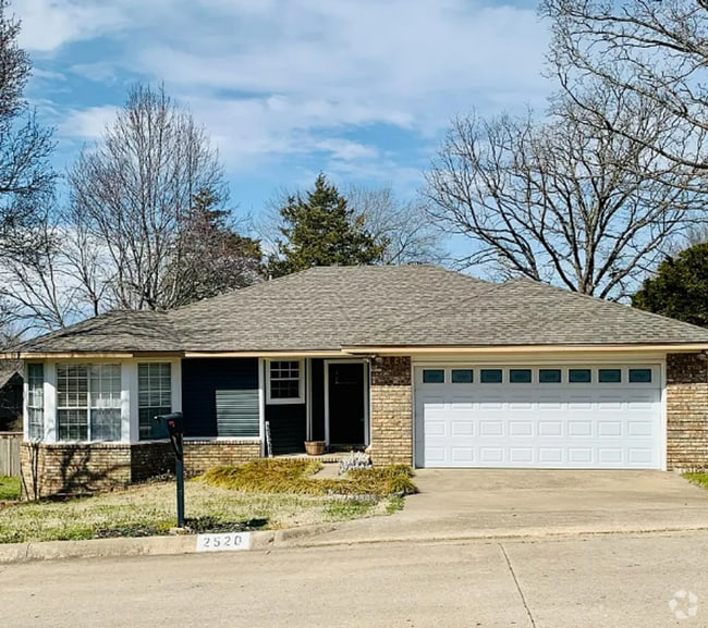 Building Photo - Charming 3 Bedroom Home with Modern Upgrad...