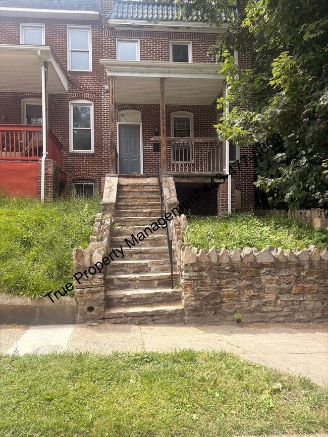 Building Photo - Spacious 3 Bedroom Home with Backyard & In-Unit Washer/Dryer