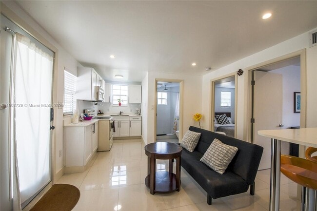 Building Photo - 227 NW 34th St Unit #2