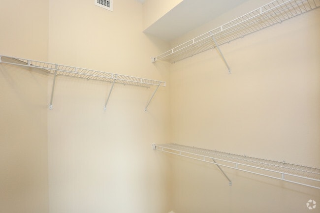 The Tres- 3BD/2BA - 1172 SqFt - Walk-in Closet