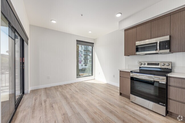 2BR, 2BA - 900SF - Dining Room