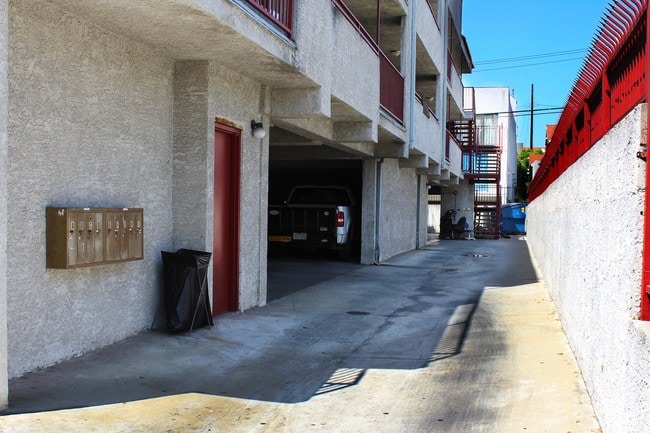 Building Photo - 157 S Hoover St Unit B Rental