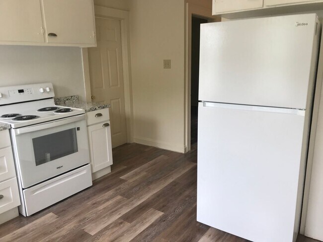Photo - 452-454 Thompson Ave Unidad 2nd Floor