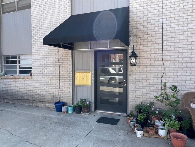 Building Photo - 804 NW 21st St Unit D Rental
