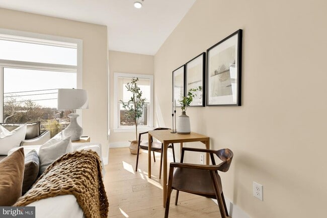 Photo - 927 Kennedy St NW Unidad 401