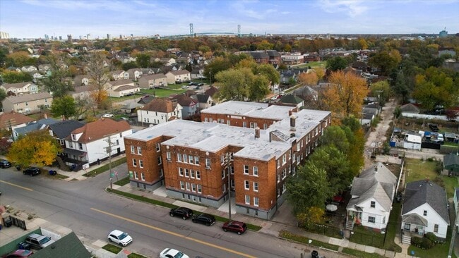 Photo - 2215 Lansing St