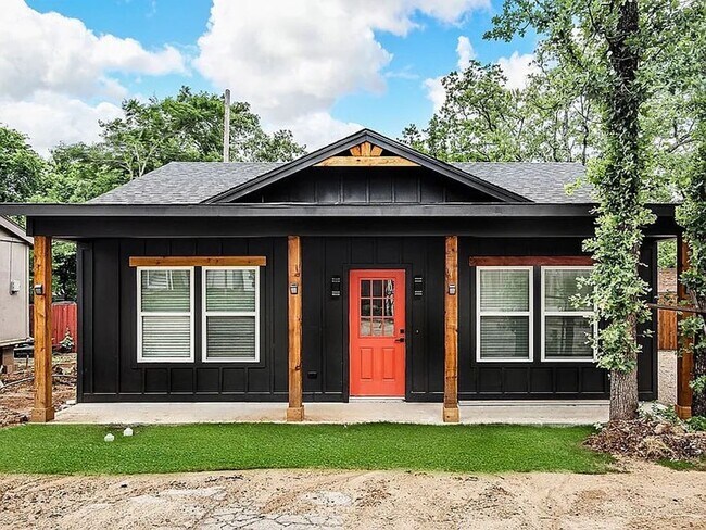 Building Photo - Live the Lake Life – 2 Bed, 1 Bath Available September 1