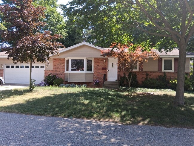 Building Photo - Charming 3 Bed 1.5 Bath Home!