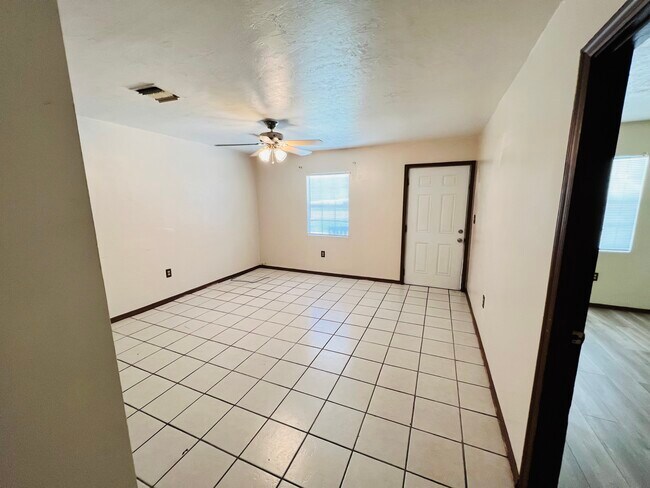 Living room - 1603 NW 16th Ct Unit 1605