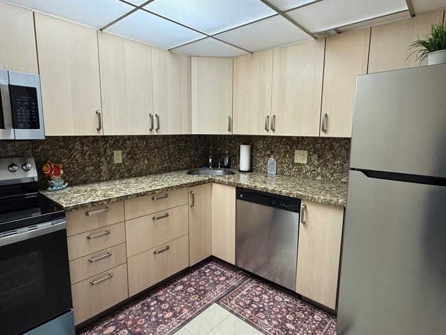 View Of Kitchen (2) - 305 N Pompano Beach Blvd Unit 307